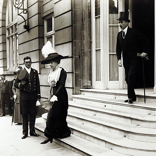 Los reyes Alfonso XIII y Victoria Eugenia saliendo del Hotel Ritz en 1912. 