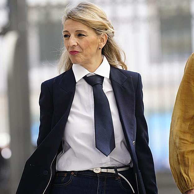 Yolanda Díaz roba el protagonismo a la reina Letizia con una camisa con corbata y vaqueros pitillo