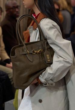 Imagen secundaria 2 - Bolsos con cinturón, de Prada y Miu Miu, para este verano.