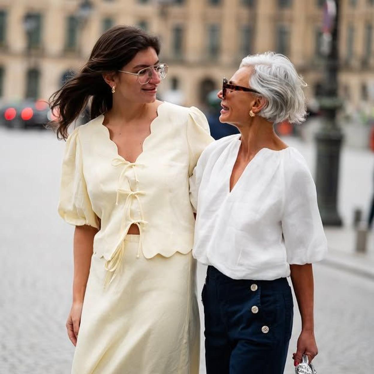 Madre e hija abrazadas