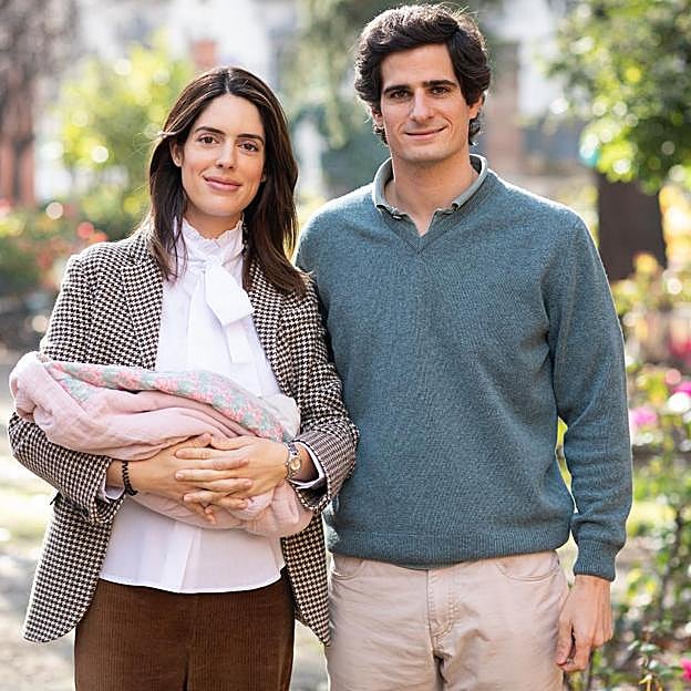 Fernando Fitz-James Stuart y Sofía Palazuelo con sus segunda hija. 