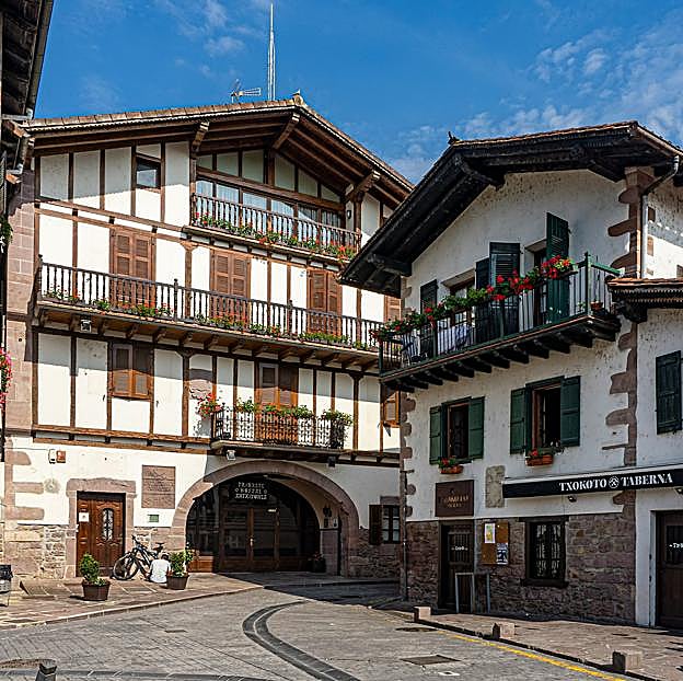 El pueblo del norte de España que ha inspirado La Trilogía del Baztán: calles secretas, edificios históricos y seres mitológicos