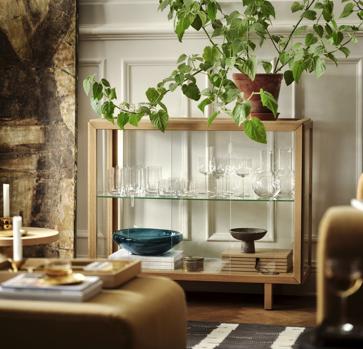 Imagen secundaria 1 - Arriba, armario con puertas correderas, 399€. Abajo, aparador de roble macizo con con puerta de vidrio, 299€; y armario verde de fibras con pintura acrílica con puertas, 399 euros..