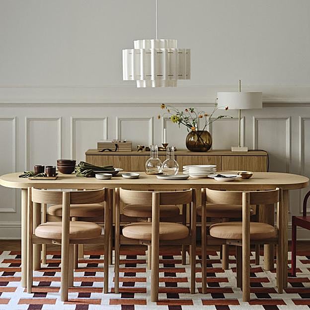 Imagen principal - Arriba, STOCKHOLM 2025 mesa y seis sillas, 1.733€. Abajo, conjunto de mesa y cuatro sillas, 1.075€; y mesas auxiliares: la de centro cuesta 249 euros y la de ruedas, 149 euros.