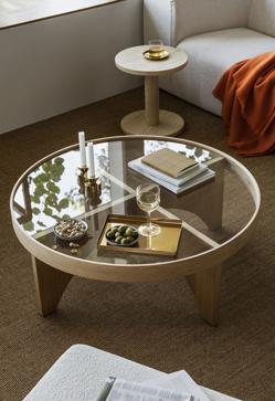 Imagen secundaria 2 - Arriba, STOCKHOLM 2025 mesa y seis sillas, 1.733€. Abajo, conjunto de mesa y cuatro sillas, 1.075€; y mesas auxiliares: la de centro cuesta 249 euros y la de ruedas, 149 euros.