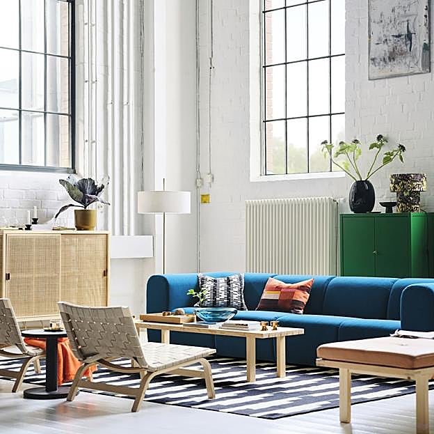 Imagen principal - Arriba, el sofá Alhamn de cuatro plazas en turquesa oscuro cuesta 1.549€. Abajo, el sofá STOCKHOLM 2025 de tres plazas en beige, 1.399€. El Alhamn marrón oscuro de tres plazas cuesta 1.199 euros.