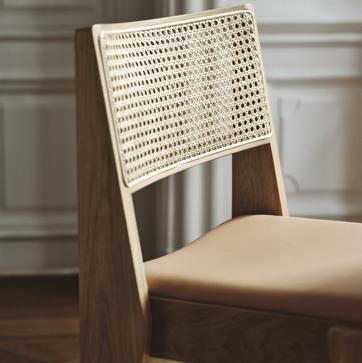 Imagen secundaria 1 - Arriba, la silla STOCKHOLM 2025 cuesta 189€. Abajo, la silla de roble y ratán cuesta 169 euros y la roja, 199 euros.