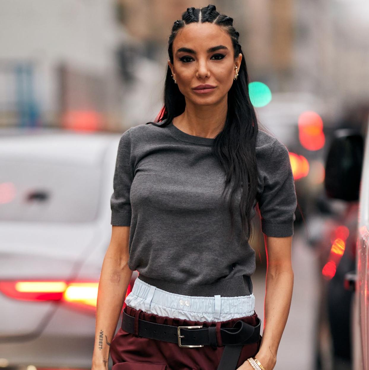 Un look de street style con jersey de manga corta.