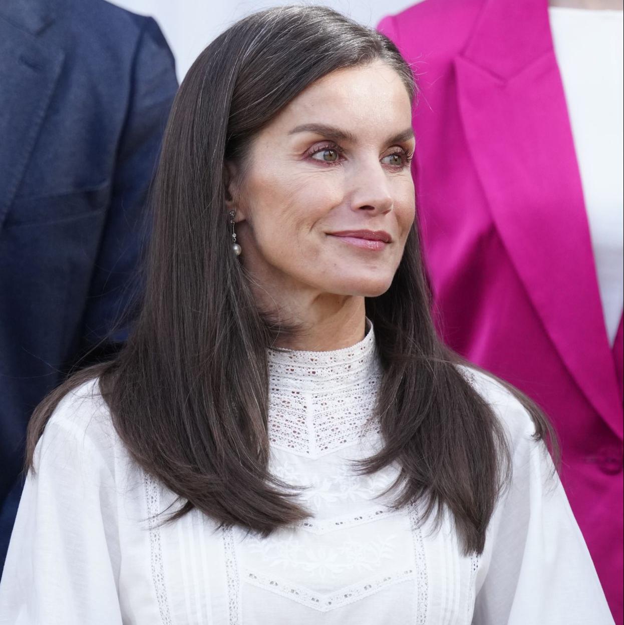 La reina Letizia con una blusa blanca de encaje.