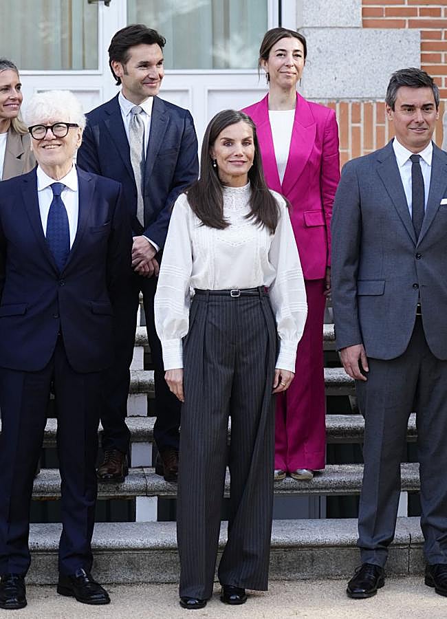 Imagen - La reina Letizia con unos pantalones de raya diplomática. / LIMITED PICTURES