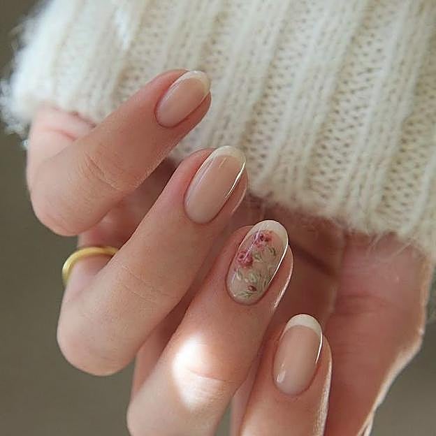 Manicura francesa con flores dibujadas