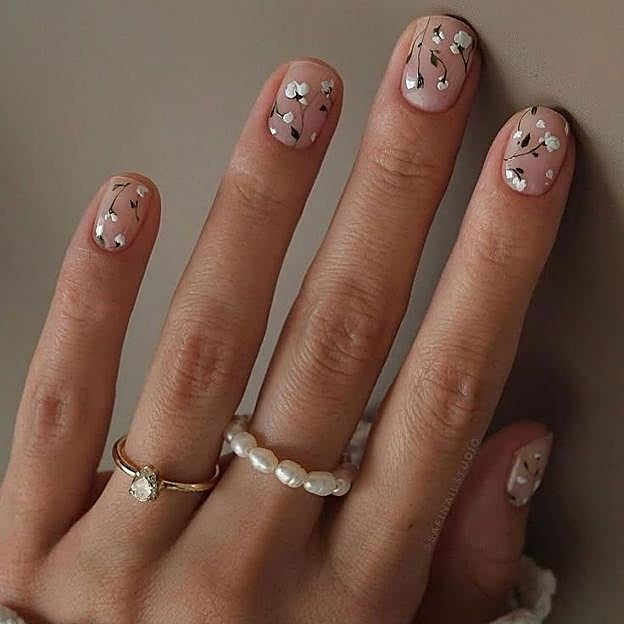 Uñas naturales con flores: la manicura primaveral más femenina