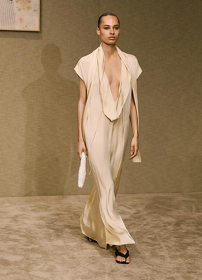 Imagen - Vestido largo fluido de Massimo Dutti.