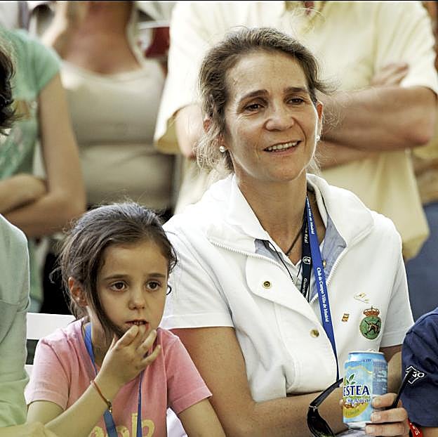 Victoria Federica de Marichalar junto a su madre, la infanta Elena. 
