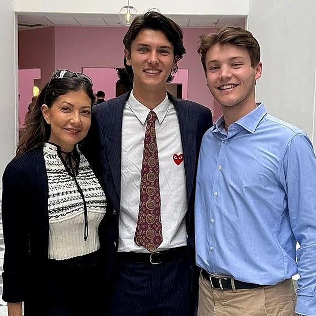 Alexandra Manley junto a sus hijos, los condes Nicolás y Félix. 