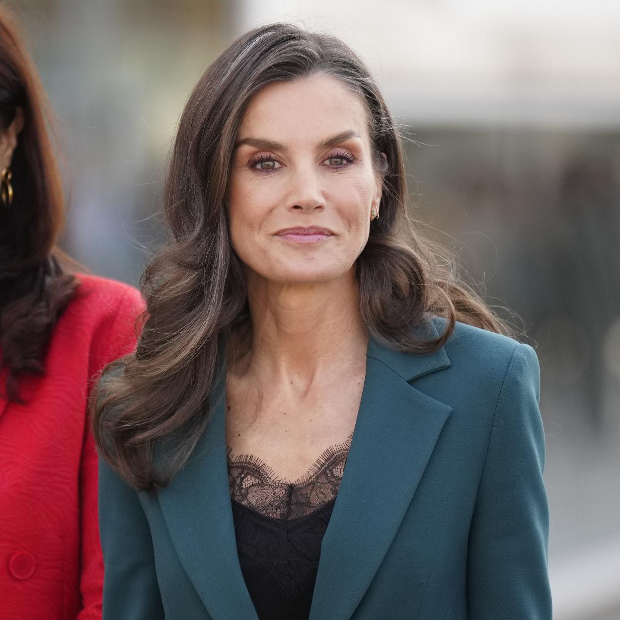 La reina Letizia con un traje de Carolina Herrera