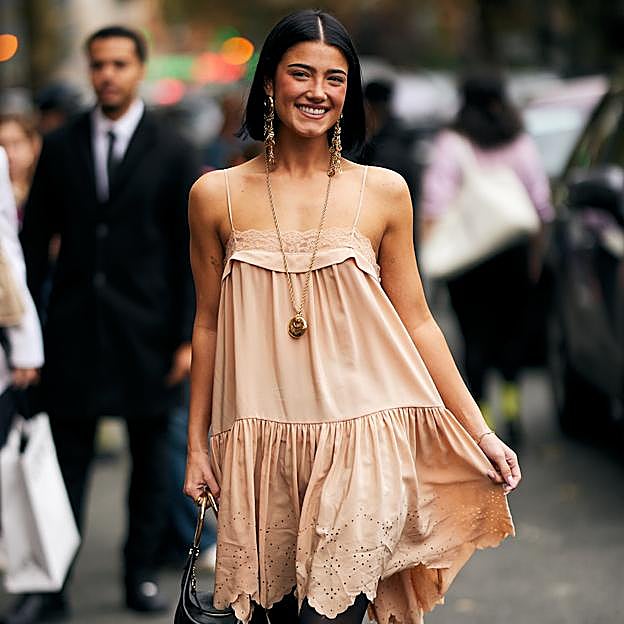 Vestidos fluidos de las novedades de Zara que adelantan la llegada del verano a tu armario