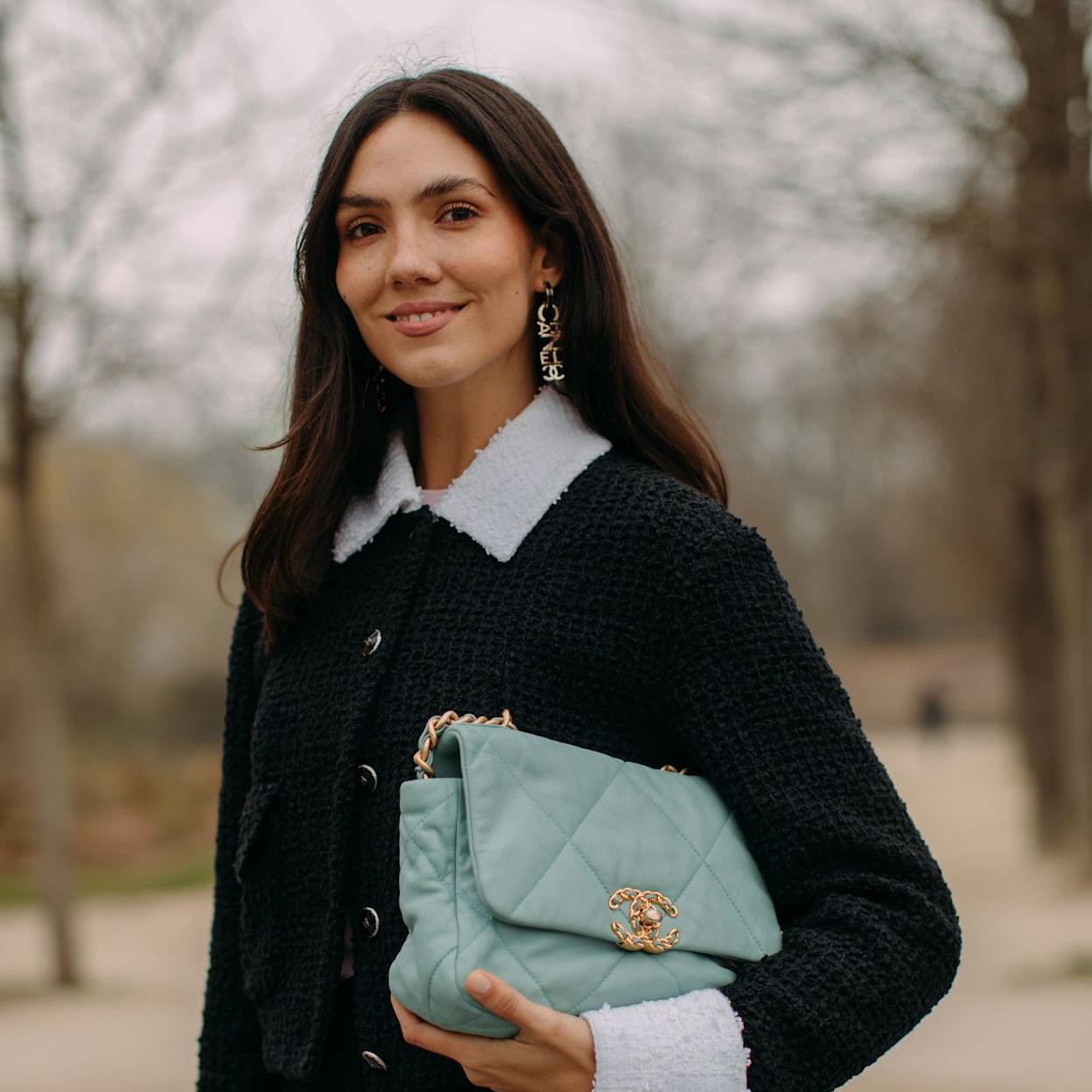 Influencer con maquillaje natural