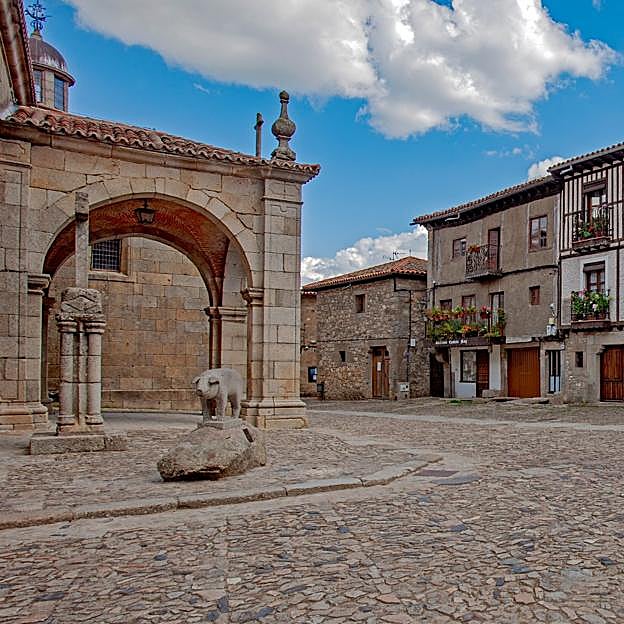 Iglesia de Nuestra Señora de la Asunción y la estatua del cerdo de San Antón.