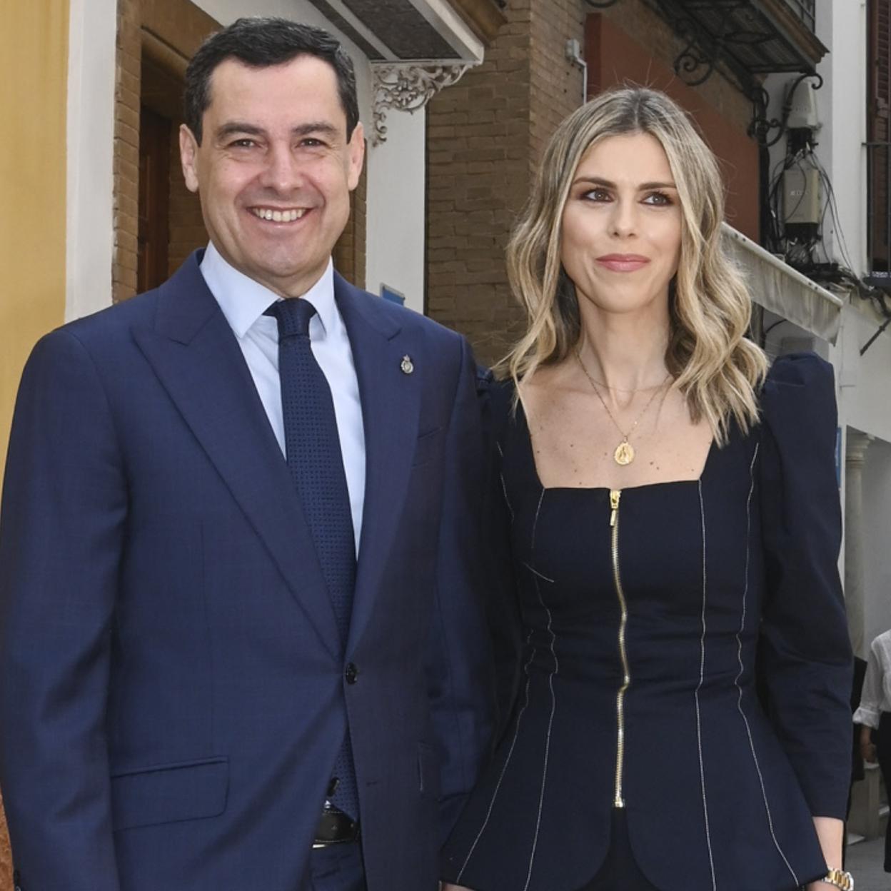 Manuela Villena y Juanma Moreno Bonilla en Sevilla.