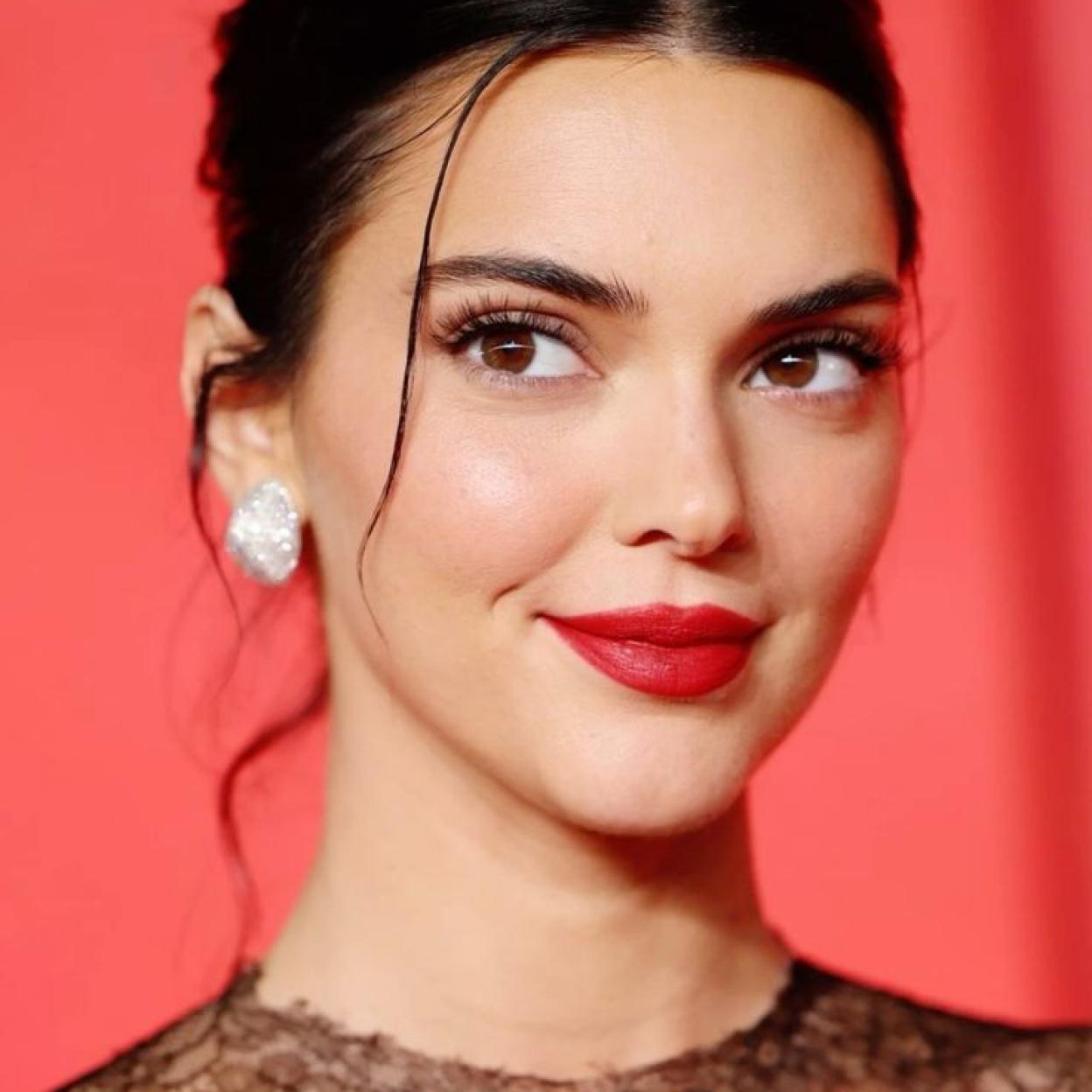 Kendall Jenner con pestañas largas