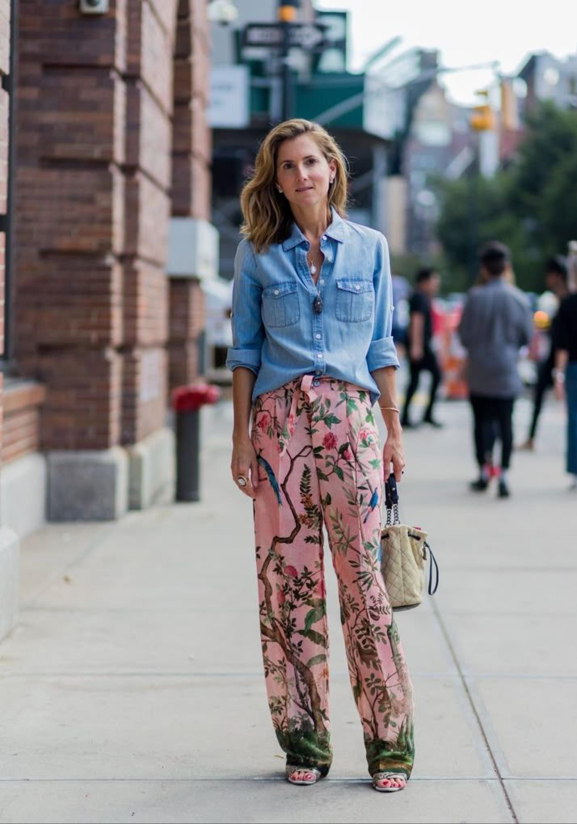 Influencer con pantalones estampados