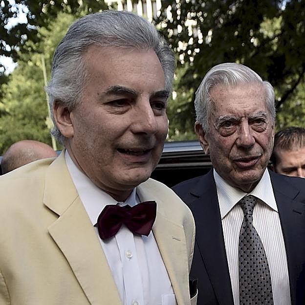 Mario Vargas Llosa kjunto a su hijo Álvaro. 