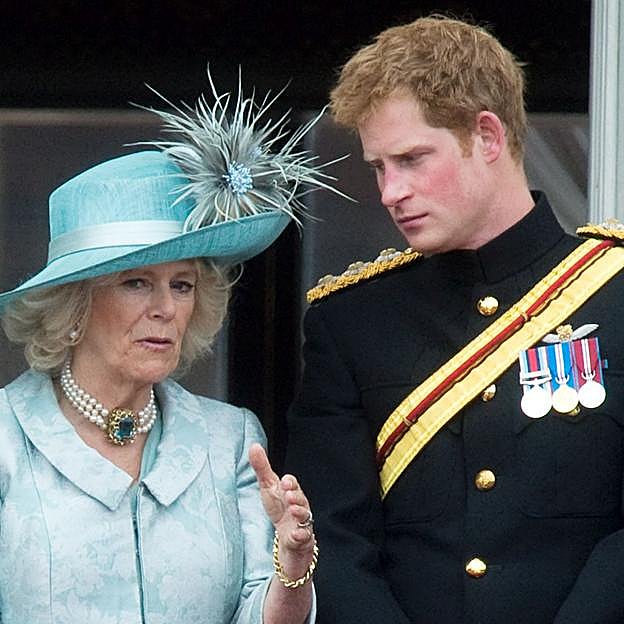 Por qué culpan a la reina Camilla de que el príncipe Harry no vea a su padre: vuelve la teoría de la madrastra malvada