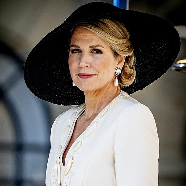 Máxima de Holanda tiene el look de invitada perfecto para una boda de día: falda con vuelo y pamela de rafia XL