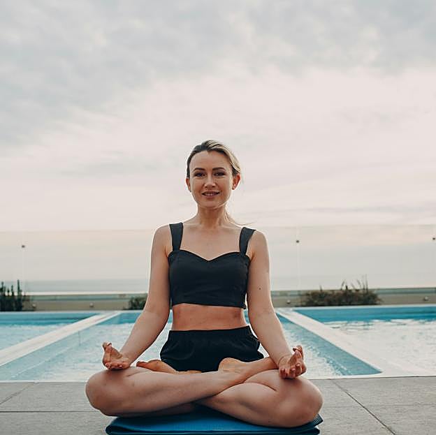 Postura de la mano extendida a dedo gordo del pie, yoga para trabajar fuerza, equilibrio y flexibilidad