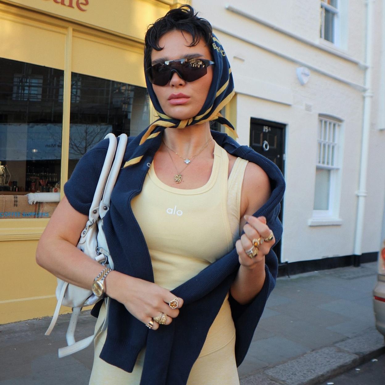 Mujer con un look deportivo. 