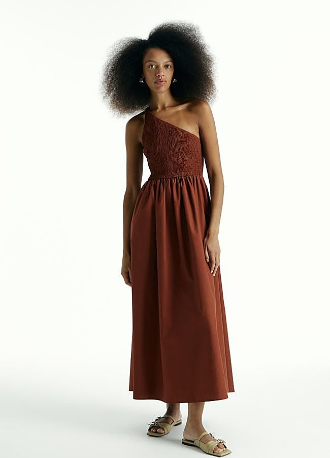 Imagen - Vestido escote asimétrico de Sfera (39,99 euros)