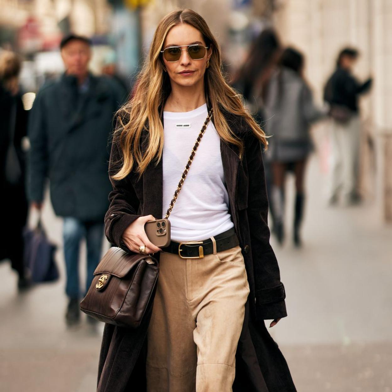Un look de street style con un bolso bandolera.