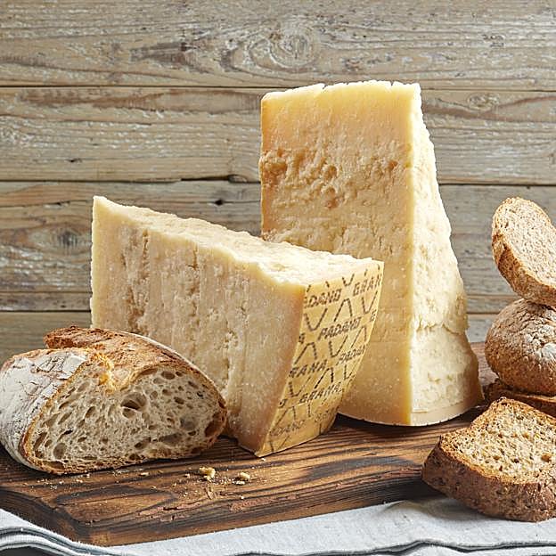 Queso Grana Padano con pan.