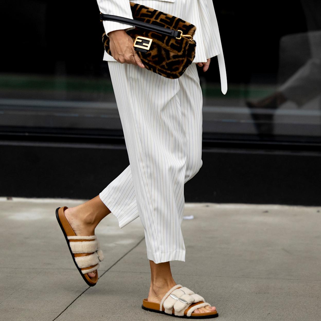 Mujer con sandalias con hebillas