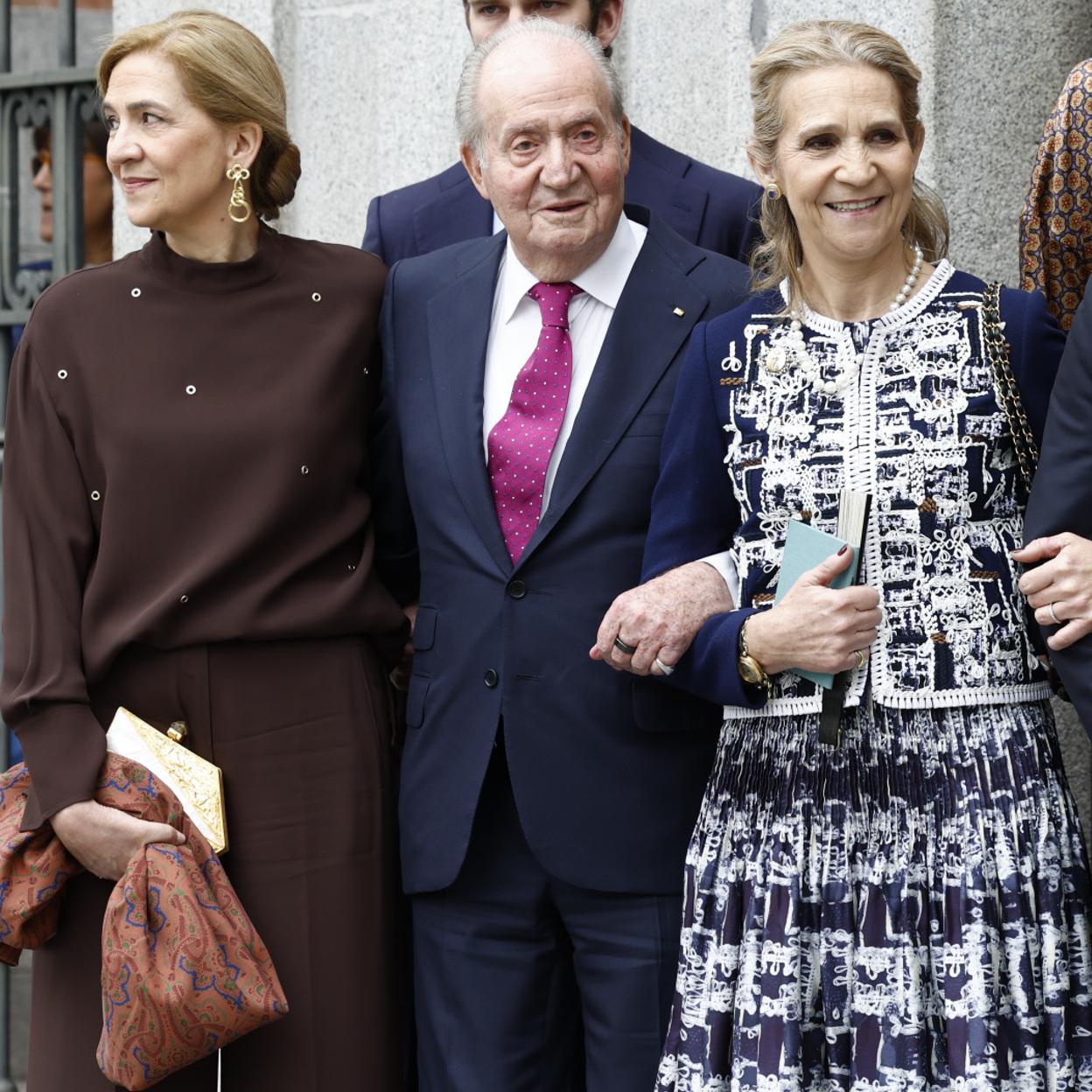 El rey Juan Carlos se ha apoyado sobre todo en sus hijas, la s infantas Elena y Cristina, desde su marcha a Abu Dabi. 