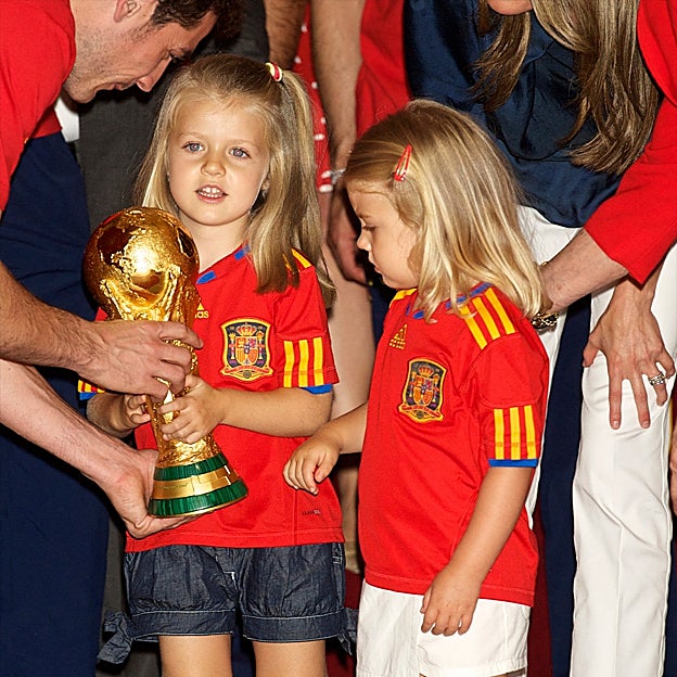 Iker Casillas entrega la copa del Mundial a Leonor y Sofía. 