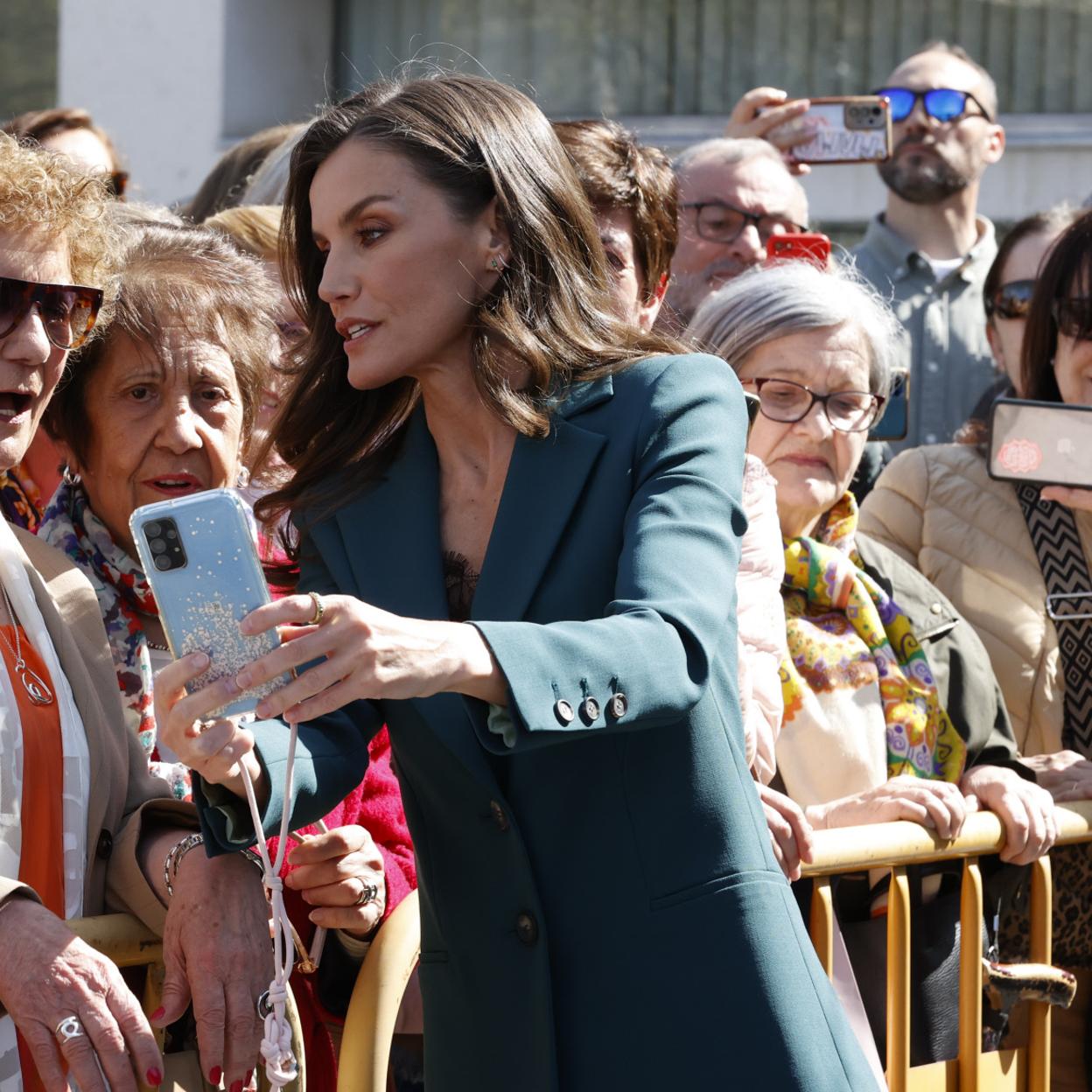La reina Letizia controla al milímetro las fotos, tanto las que se deja hacer como las que hace a sus numerosas fans. 