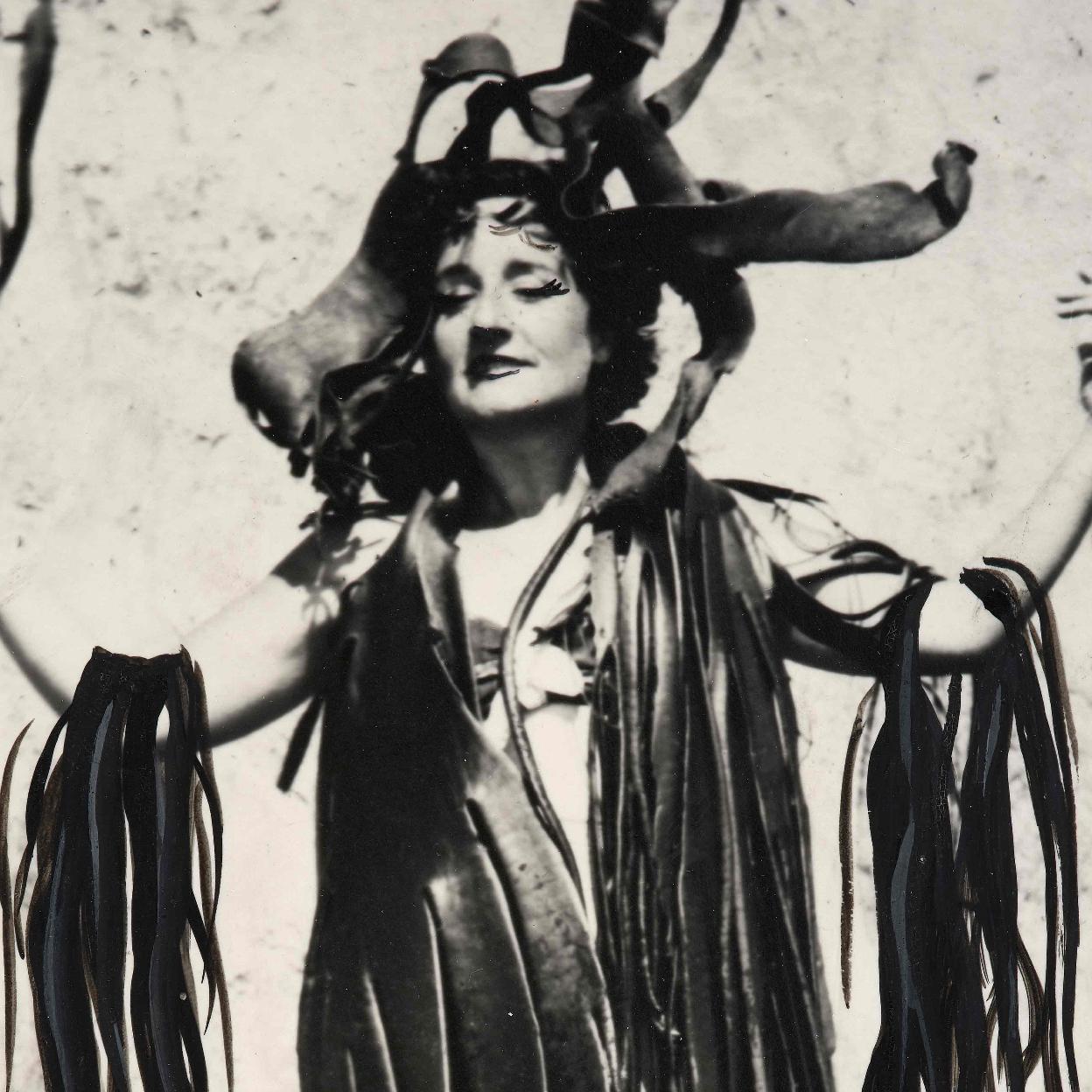 Maruja Mallo vestida de algas en la playa de El Tabo (Chile) en 1945. 