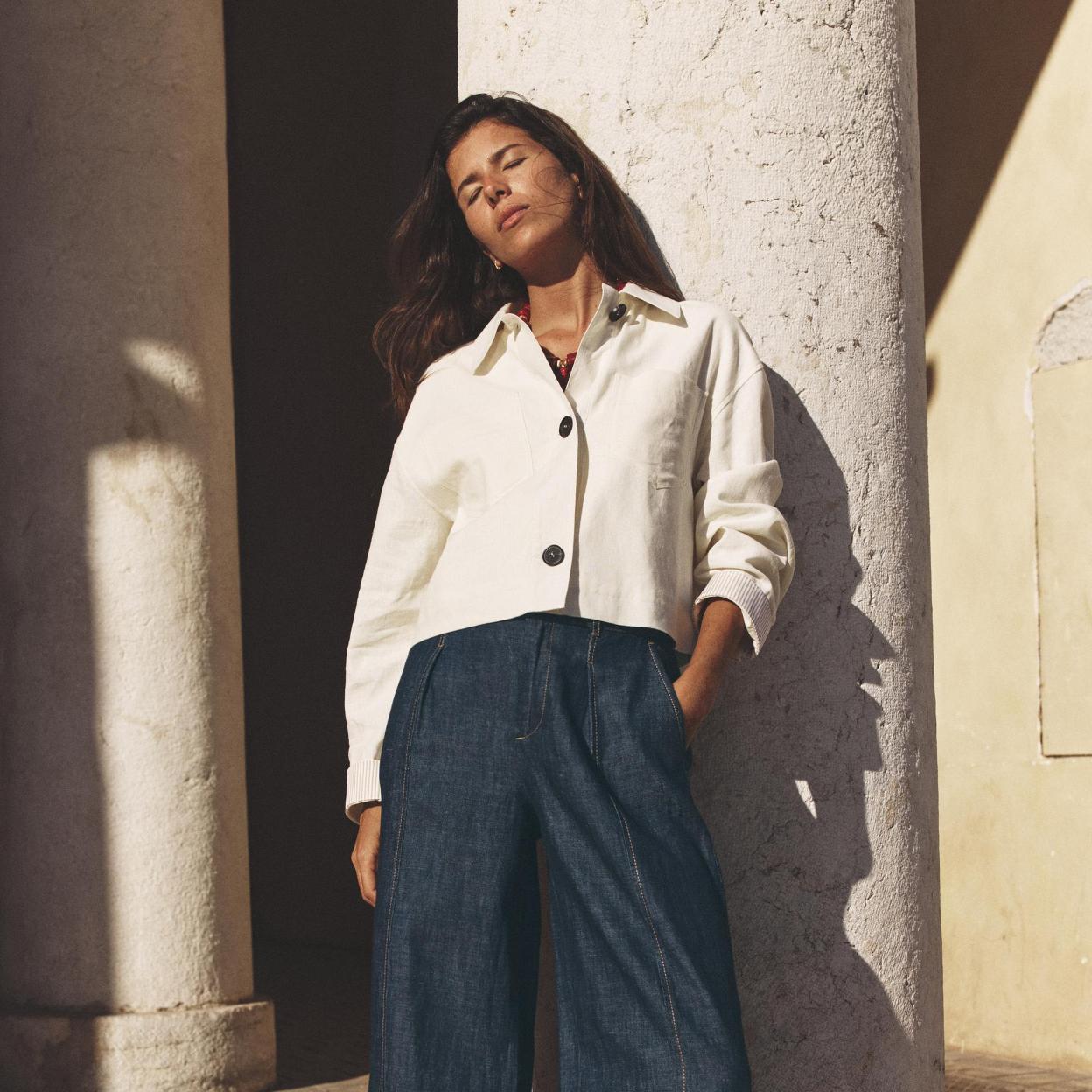 La chaqueta de primavera por excelencia es la cazadora de lino. Llévalo con tus primeros looks de la temporada.