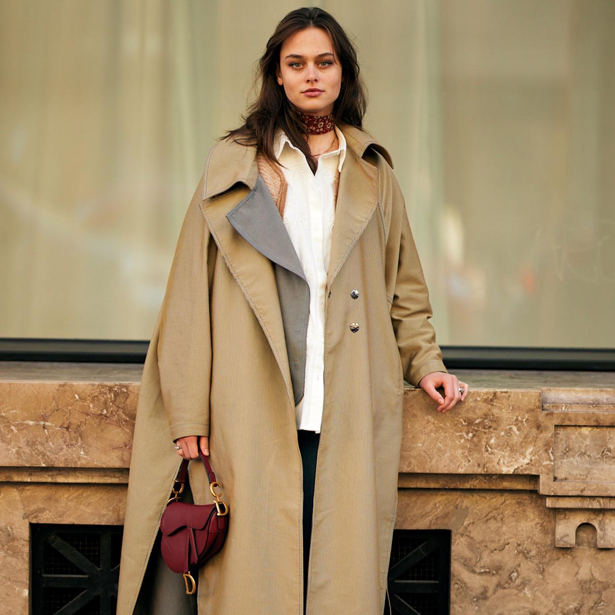 Mujer con gabardina especial