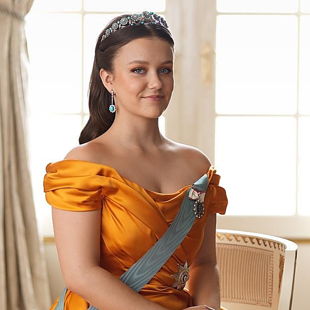 Isabella de Dinamarca estrena tiara en el retrato oficial de su 18 cumpleaños: regalo de la reina Margarita y convertible en pulsera