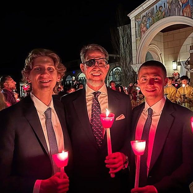 El príncipe Pablo junto a dos de sus hijos y luciendo el llamativo parche. 