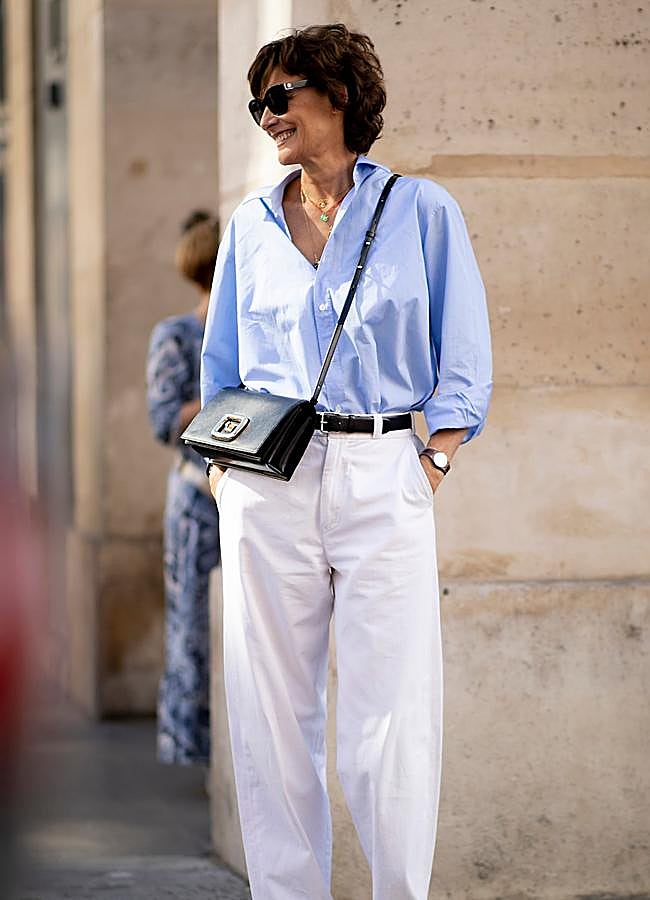 Imagen - Mujer con pantalones blancos y camisa/LAUNCHMETRICS SPOTLIGHT