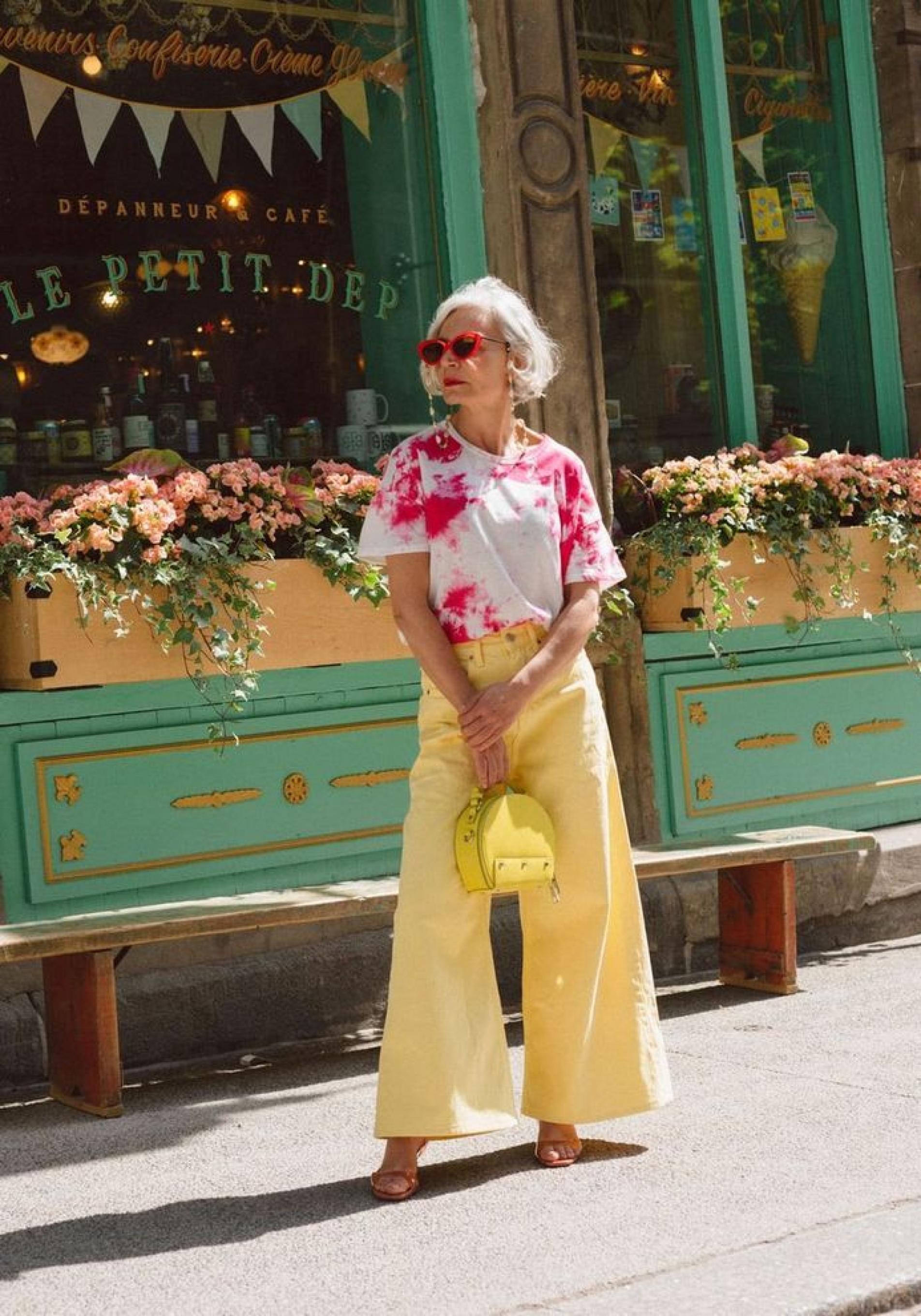 Influencer mayor de 50 años con look de primavera