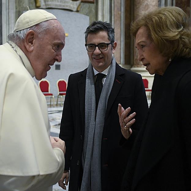 Tras el funeral de Benedicto XVI en 2023, la reina Sofía disfrutó de un encuentro privado con el papa Francisco, al que ya había conocido en 2015. En la foto les vemos con el ministro Félix Bolaños. 