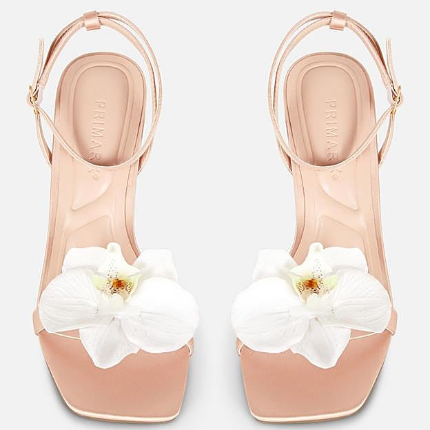 Estas sandalias llevan una flor en el empeine.