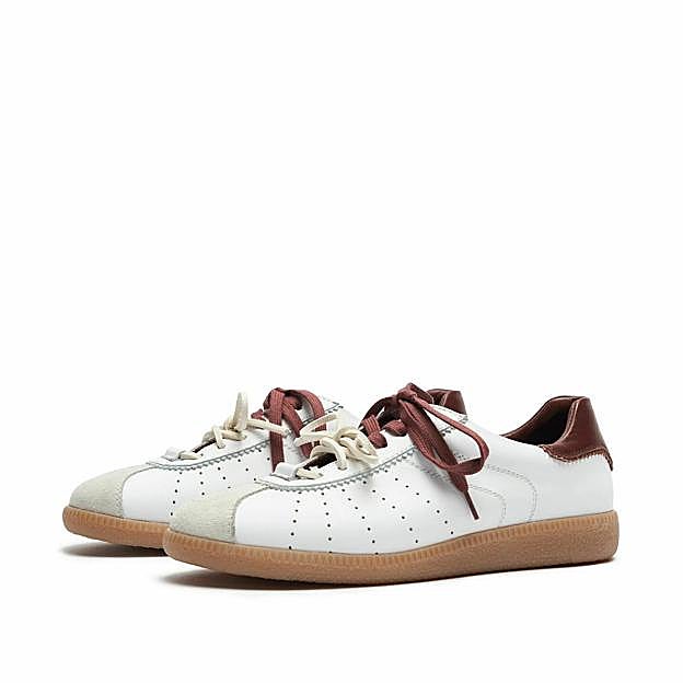 Zapatillas blancas de Scarosso.