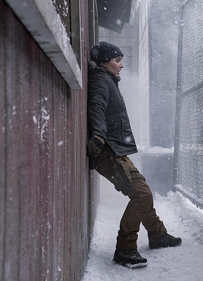 Imagen - Kaitlyn Dever como Abby, con los infectados a punto de alcanzarla. MAX