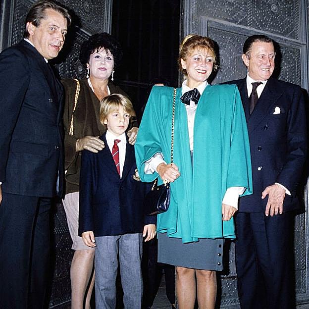 El núcleo duro familiar de Carmen Cervera: su madre Carmen, su hermano Guillermo, su hijo Borja y el barón Thyssen, fotografiados en 1984. 